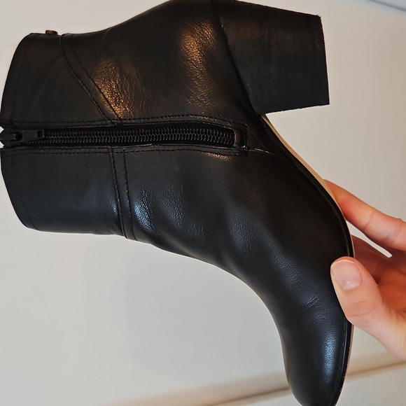 NINE WEST Black Leather Booties Size 7 - Picture 4 of 12
